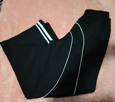 Pantalones deportivos negros con líneas blancas - miniatura 4