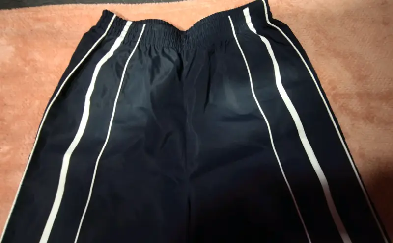 Pantalones deportivos azul marino con franjas blancas - 2