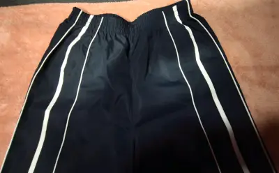 Pantalones deportivos azul marino con franjas blancas - miniatura 2