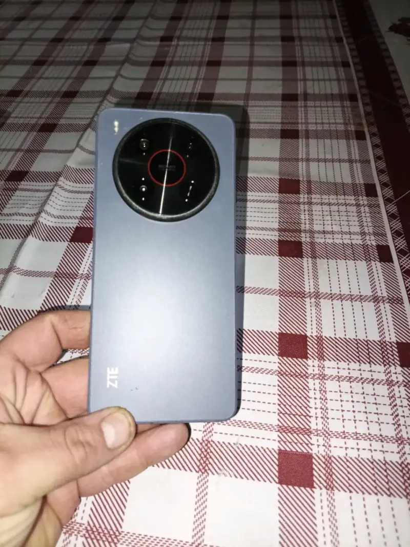 Smartphone ZTE con cámara circular - 4