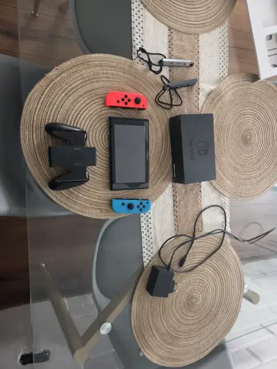 Nintendo Switch con todos sus accesorios+1 juego - miniatura 1