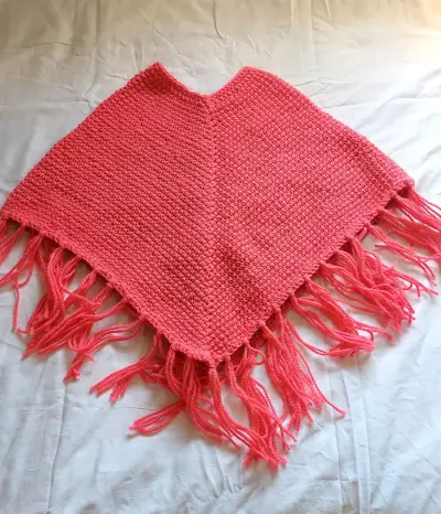 Poncho tejido a mano color rosa con flecos - miniatura 1