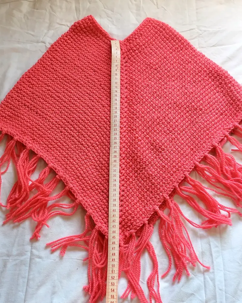 Poncho tejido a mano color rosa con flecos - 2