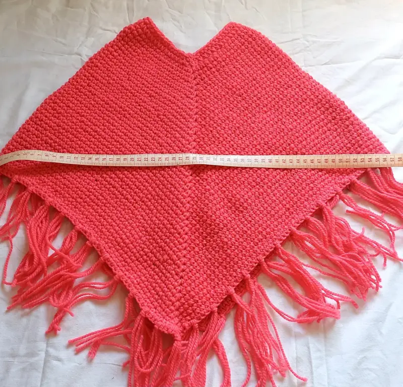 Poncho tejido a mano color rosa con flecos - 3