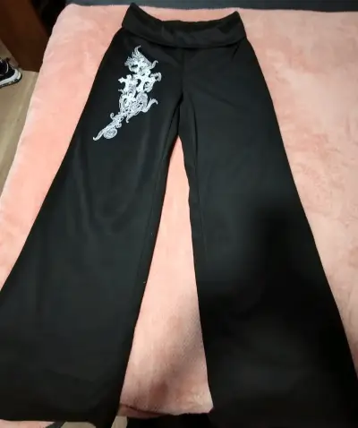 Pantalones negros con diseño de dragón - miniatura 1