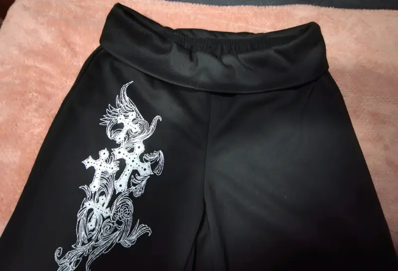 Pantalones negros con diseño de dragón - 2