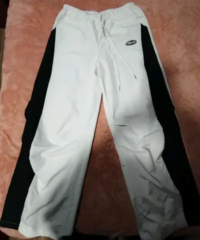 Pantalones deportivos blancos con franjas negras - miniatura 1