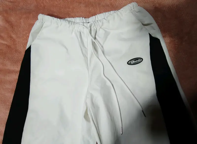 Pantalones deportivos blancos con franjas negras - 2