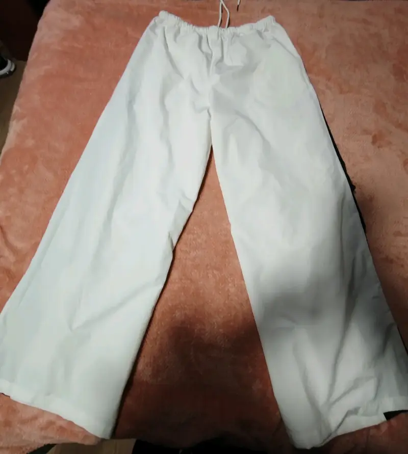 Pantalones deportivos blancos con franjas negras - 4