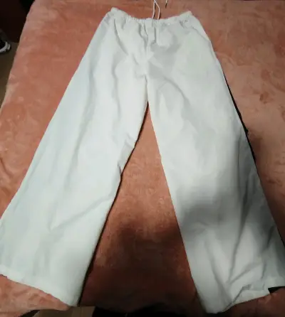 Pantalones deportivos blancos con franjas negras - miniatura 4