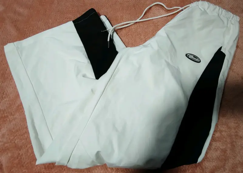 Pantalones deportivos blancos con franjas negras - 5