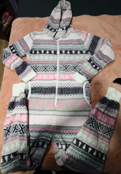 Pijama enterizo polar con capucha Weekend Edition - miniatura 1