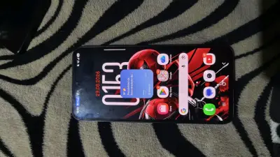 Smartphone Android con triple cámara trasera - miniatura 1