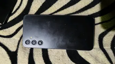 Smartphone Android con triple cámara trasera - miniatura 3