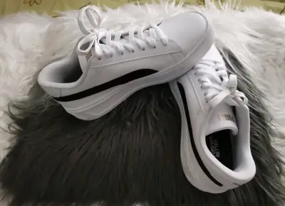 Zapatillas deportivas blancas Puma estilo casual - miniatura 1