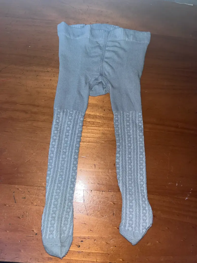 Pantys de bebé gris y blanco con diseño tejido