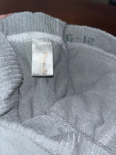 Pantys de bebé gris y blanco con diseño tejido - miniatura 2