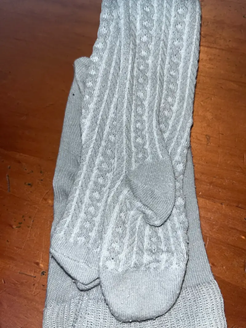 Pantys de bebé gris y blanco con diseño tejido - 3