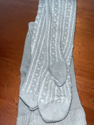 Pantys de bebé gris y blanco con diseño tejido - miniatura 3