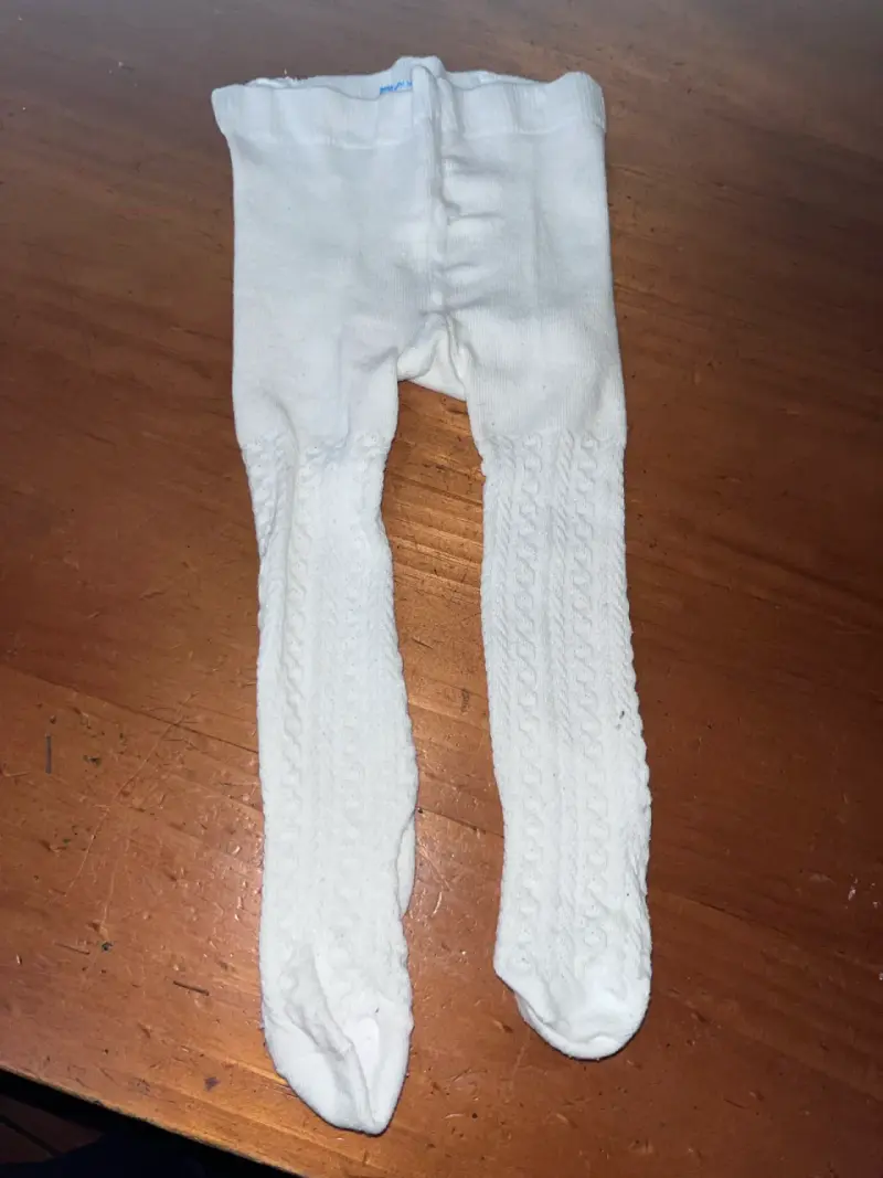 Pantys de bebé gris y blanco con diseño tejido - 4