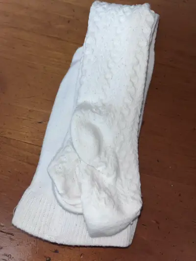 Pantys de bebé gris y blanco con diseño tejido - miniatura 6
