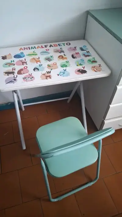 Mesa y silla infantil con diseño de animalfabeto - miniatura 1