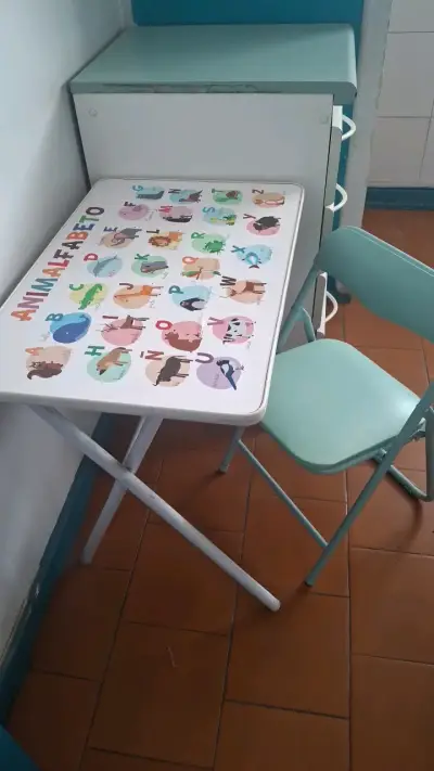 Mesa y silla infantil con diseño de animalfabeto - miniatura 2