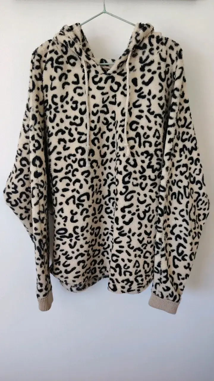 Polerón con capucha estampado leopardo