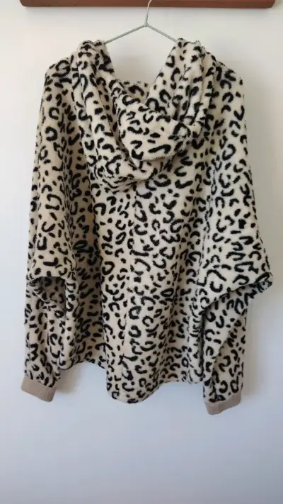 Polerón con capucha estampado leopardo - miniatura 2