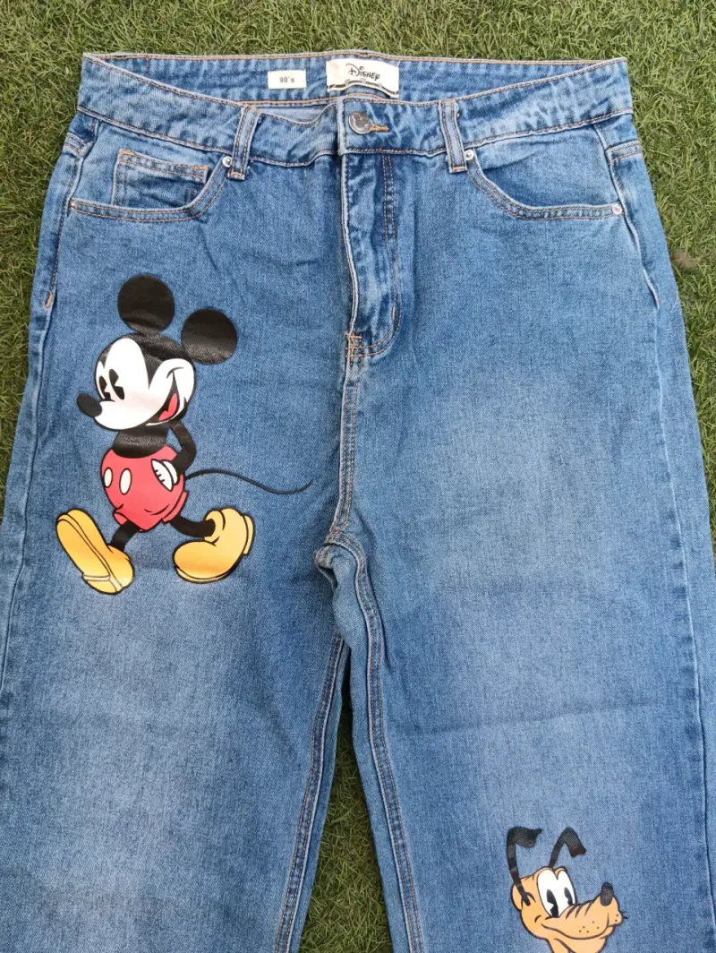 Jeans de mezclilla con diseño de Mickey y Pluto - 2