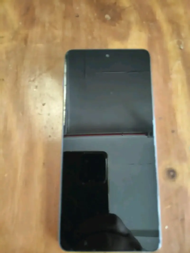 Smartphone Motorola Edge 70 con caja y accesorios - 1
