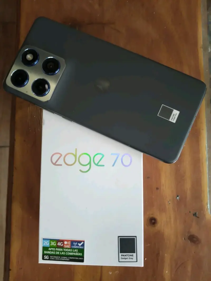 Smartphone Motorola Edge 70 con caja y accesorios - 2