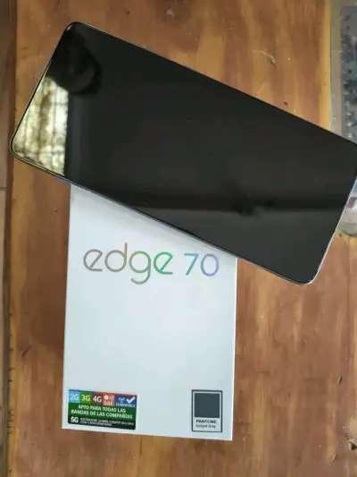 Smartphone Motorola Edge 70 con caja y accesorios - miniatura 3
