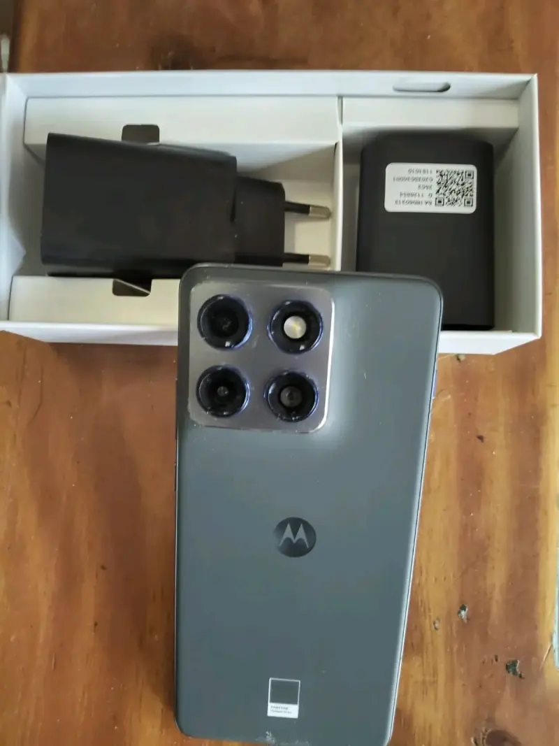 Smartphone Motorola Edge 70 con caja y accesorios - 4