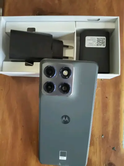 Smartphone Motorola Edge 70 con caja y accesorios - miniatura 4
