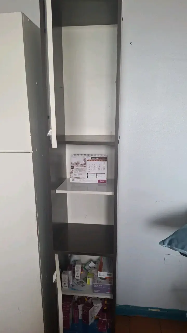 Estante alto con puertas y estantes - 2