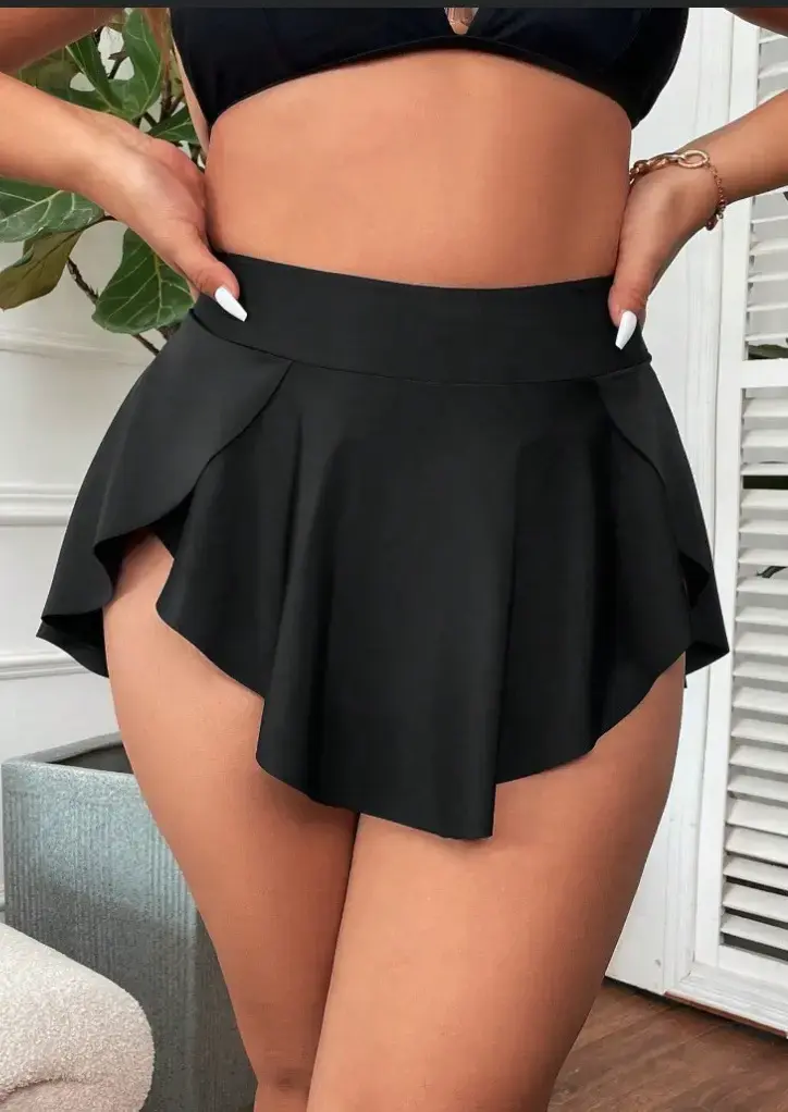 Falda traje baño negra con diseño asimétrico - 1