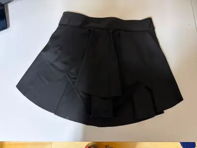 Falda traje baño negra con diseño asimétrico - miniatura 2