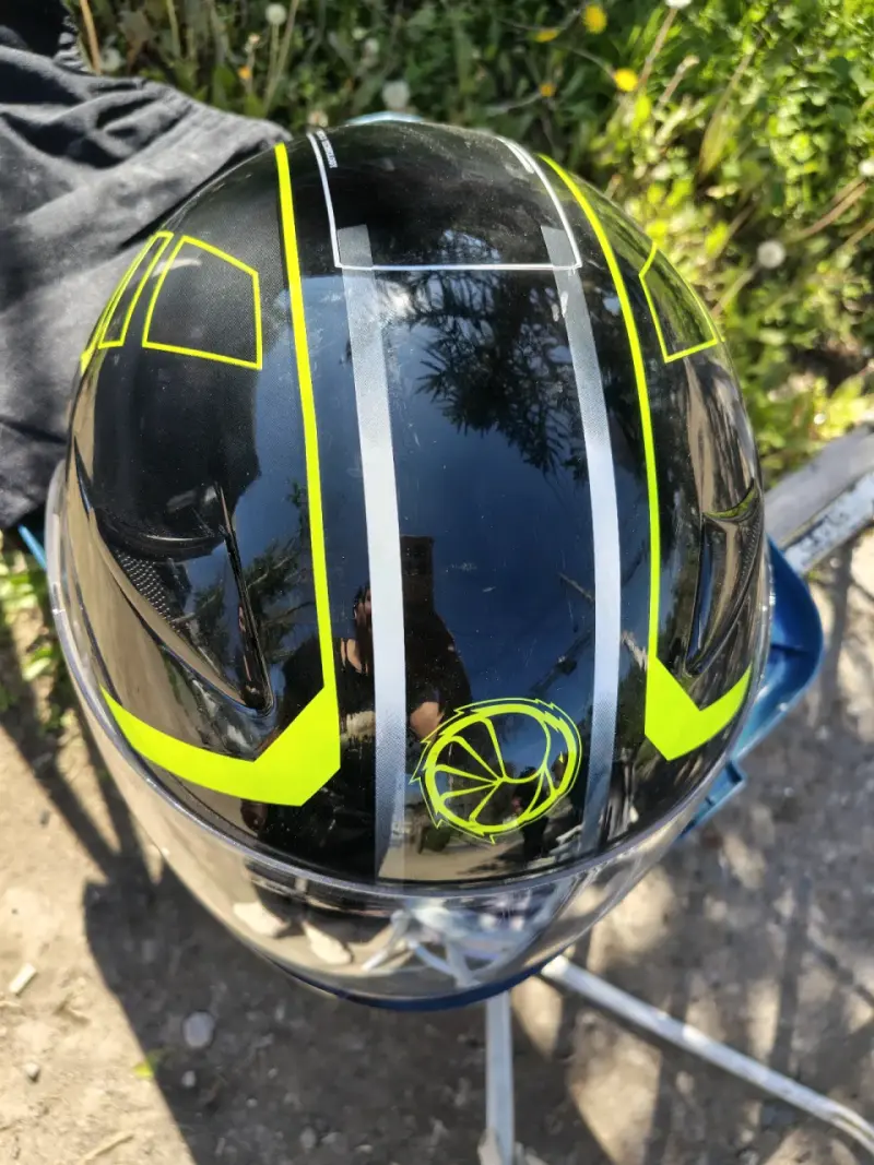 Casco de moto negro con detalles amarillos - 3