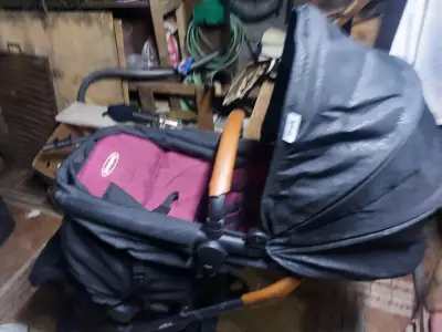 Coche de bebé con capota negra y asiento burdeos - miniatura 1
