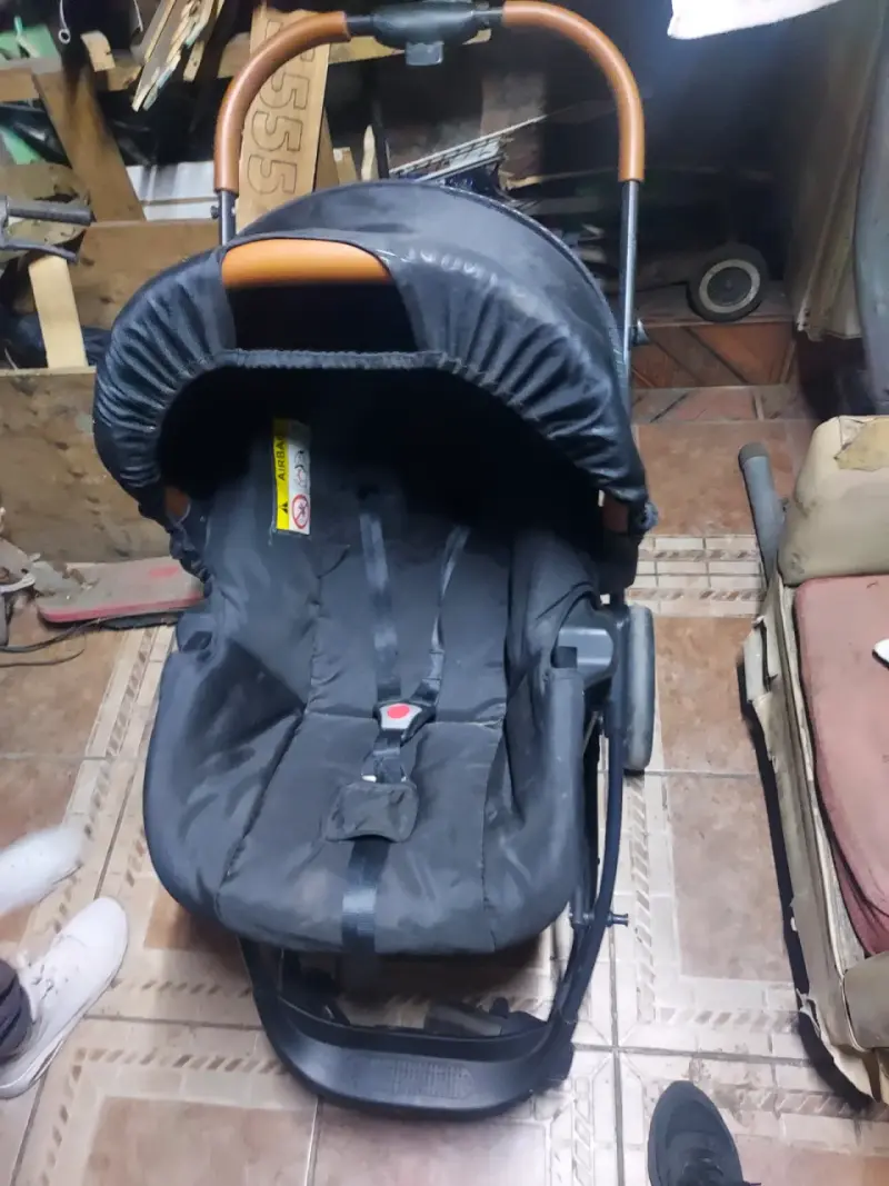 Coche de bebé con capota negra y asiento burdeos - 2