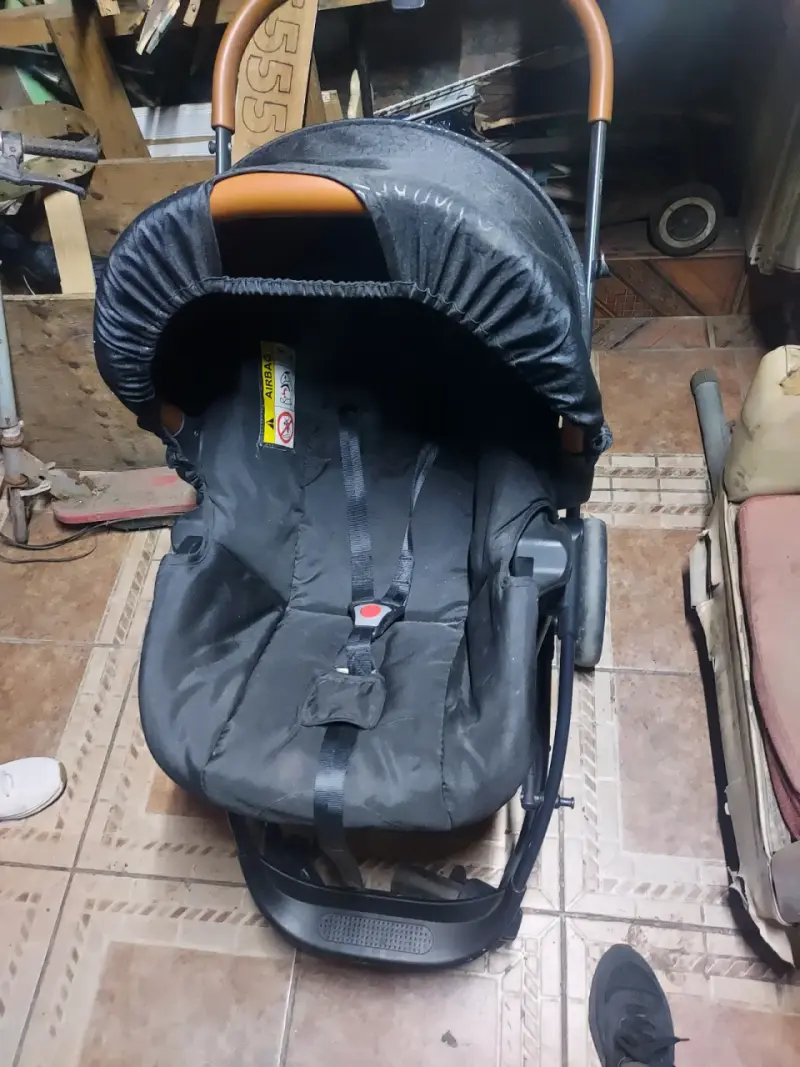 Coche de bebé con capota negra y asiento burdeos - 3