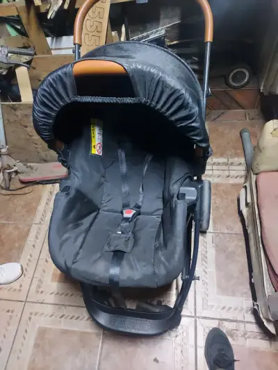 Coche de bebé con capota negra y asiento burdeos - miniatura 3