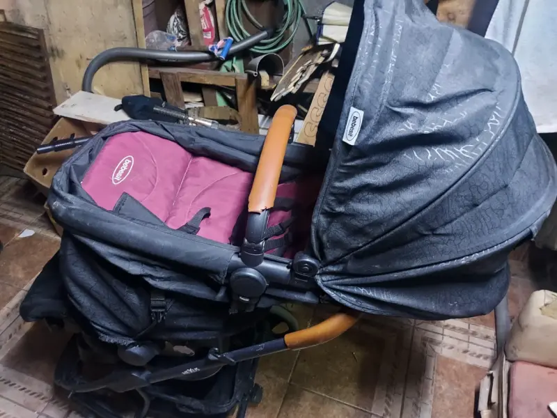 Coche de bebé con capota negra y asiento burdeos - 4