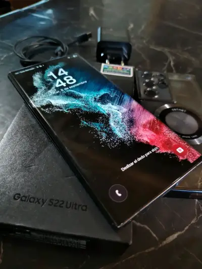 Samsung Galaxy S22 Ultra con accesorios - miniatura 1