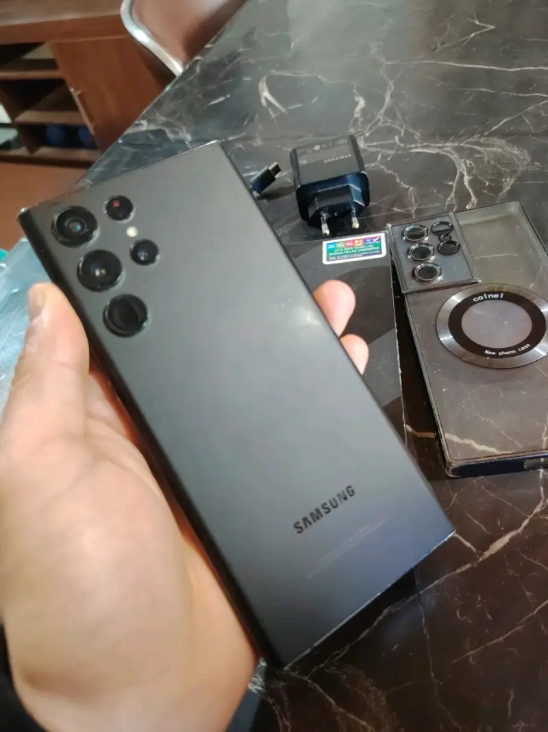 Samsung Galaxy S22 Ultra con accesorios - 2