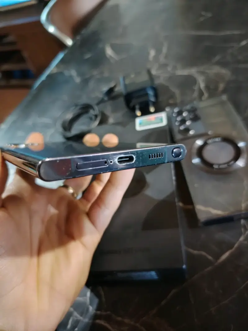 Samsung Galaxy S22 Ultra con accesorios - 3