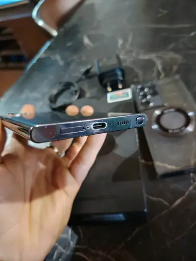 Samsung Galaxy S22 Ultra con accesorios - miniatura 3