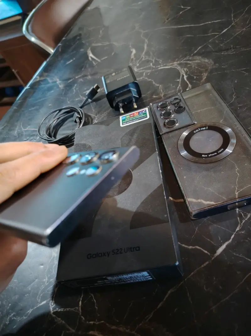 Samsung Galaxy S22 Ultra con accesorios - 4