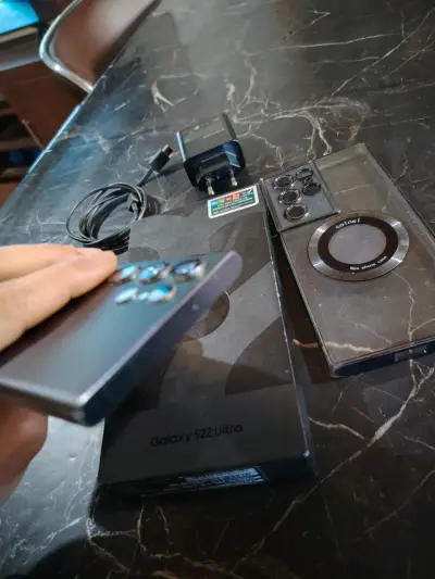 Samsung Galaxy S22 Ultra con accesorios - miniatura 4